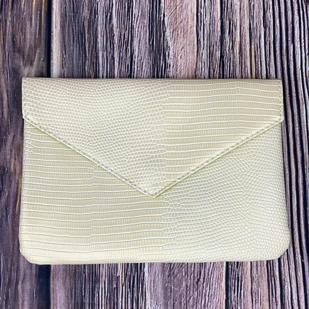 IPSY Glam Bag Cream Colored Faux Snake Skin w/ Lime Green Interior
